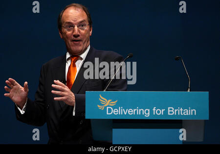 Der stellvertretende Vorsitzende der Liberaldemokraten, Simon Hughes, spricht vor den Delegierten der Jahreskonferenz der Liberaldemokraten in der Liverpool Arena und dem Kongresszentrum in Liverpool. Stockfoto