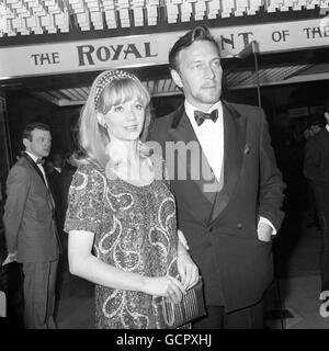 Der kanadische Schauspieler Christopher Plummer, einer der Stars des Films, kam zusammen mit Olaine Taylor im Odeon, St. Martin's Lane, zur Wohltätigkeitsweltpremiere von „The Royal Hunt of the Sun“ an. Stockfoto
