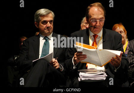 Liberaldemokraten, Energie- und Klimasekretär Chris Huhne (links), und stellvertretender Vorsitzender Simon Hughes bei der Jahreskonferenz der Liberaldemokraten im Liverpool Arena and Convention Centre, Liverpool. Stockfoto