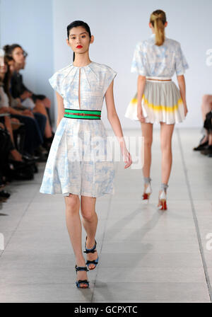 Jonathan Saunders Catwalk - London Fashionweek Stockfoto