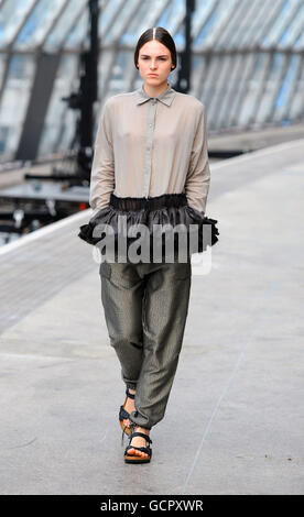 Ein Modell auf dem Laufsteg während der Fashion East von Topshop, das im Rahmen der London Fashion Week im alten Eurostar Terminal, Waterloo, London, gezeigt wurde. Stockfoto