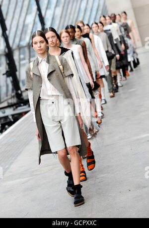 Models auf dem Laufsteg während der Fashion East von Topshop im alten Eurostar Terminal, Waterloo, London, im Rahmen der London Fashion Week. Stockfoto