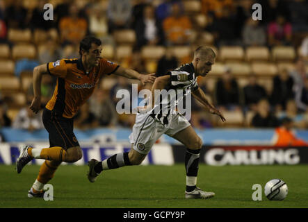 Neal Bishop von Notts County hält die Verfolgungsjagd von Wolverhampton Wanderers' Need Milijas während des dritten Carling Cup-Spiels in Molineux, Wolverhampton, zurück. Stockfoto