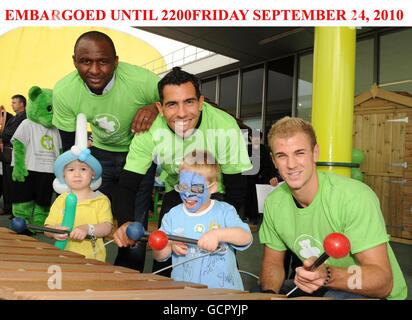 Patrick Viera (links), Carlos Tevez (Mitte) und Joe Hart von Manchester City werden während der offiziellen Eröffnung des Spielbereichs im Royal Manchester Children's Hospital, Manchester, von zwei Patienten begleitet. Stockfoto