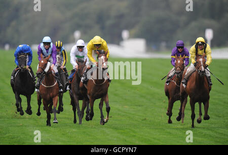 Polly's Mark von Richard Hughes (Mitte gelb) geritten gewinnt die Prinzessin Royal Transformers und Gleichrichter E.B F. Stakes Stockfoto