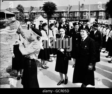 Prinzessin Margaret, die ihre Uniform als Chief Ranger des britischen Commonweal und Empire trägt, verlässt den Kingsholm-Fußballplatz in Gloucester, nachdem sie an einer Kundgebung von Gloucestershire Girl Guides teilgenommen hat. Juli 1955 Stockfoto