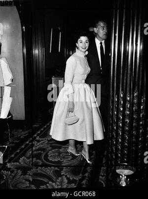 Unterhaltung - Jean Simmons mit ihrem Ehemann Stewart Granger - Empire Theatre, Leicester Square, London Stockfoto