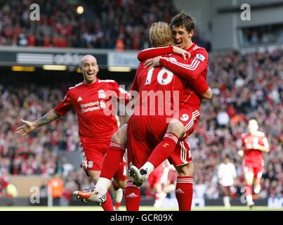 Liverpools Dirk Kuyt (18) feiert das erste Tor seiner Seite Des Spiels mit Teamkollege Fernando Torres (rechts) Stockfoto