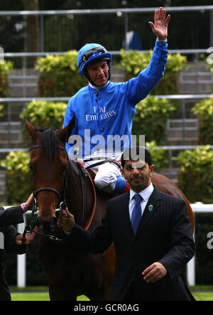 Frankie Dettori und White Moonstone mit Trainer Saeed bin Suroor, nachdem sie beim Queen Elizabeth II Stakes Day auf der Ascot Racecourse in Berkshire die Meon Valley Stud Fohlen Mile gewonnen hatten. Stockfoto