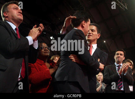 Die Brüder Ed und David Miliband umarmen sich, als Ed Miliband auf der Labour Party Conference in Manchester den Wettbewerb um die Führung der Labour Party gewinnt. Stockfoto