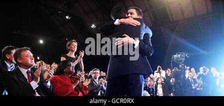 Die Brüder Ed und David Miliband umarmen sich, als Ed Miliband auf der Labour Party Conference in Manchester den Wettbewerb um die Führung der Labour Party gewinnt. Stockfoto