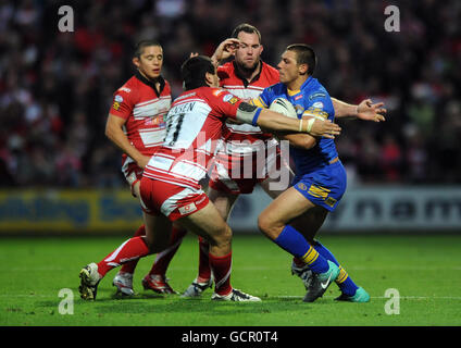 Die Ryan Hall von Leeds Rhinos (rechts) nimmt Wigans (links nach rechts) Paul Deacon, Harrison Hansen und Pat Richards während des Engage Super League Halbfinales im Headingley Stadium, Leeds, in den Hauptraum ein. Stockfoto