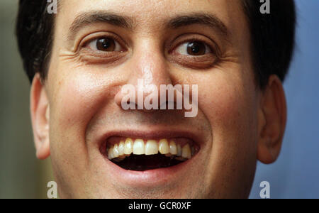 Ed Miliband wendet sich an Mitglieder der Labour Party, nachdem er den Wettbewerb um die Führung der Labour Party auf der Labour Party Konferenz in Manchester gewonnen hat. Stockfoto