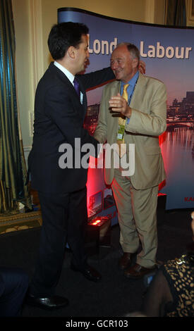 Ed Miliband (links) trifft den ehemaligen Londoner Bürgermeister Ken Livingstone, als er sich an die Mitglieder der Labour Party wendet, nachdem er den Wettbewerb um die Führung der Labour Party auf der Labour Party Konferenz in Manchester gewonnen hat. Stockfoto