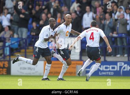 Bolton Wanderers' Zat Knight (Mitte) feiert mit seinen Teamkollegen Fabrice Muamba (links) und Paul Robinson (rechts), nachdem er das Eröffnungstreffer des Spiels erzielt hat Stockfoto