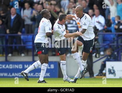 Bolton Wanderers' Zat Knight (rechts) feiert mit seinen Teamkollegen Fabrice Muamba (links) und Paul Robinson (Mitte) nach dem Treffer Eröffnungsziel des Spiels Stockfoto