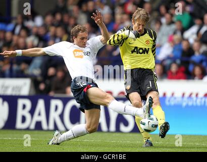 Johan Elmander von Bolton Wanderers (links) und Edwin, Torhüter von Manchester United Van der Sar (rechts) Stockfoto