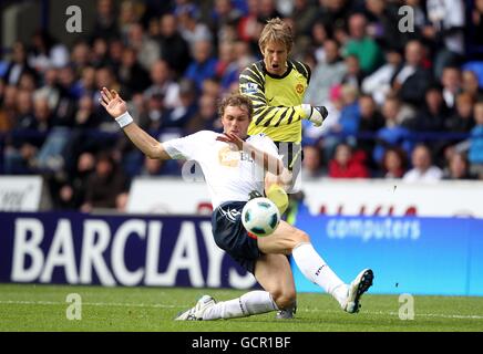 Fußball - Barclays Premier League - Bolton Wanderers gegen Manchester United - Reebok Stadium. Johan Elmander von Bolton Wanderers (links) und Edwin van der Sar von Manchester United (rechts) Stockfoto