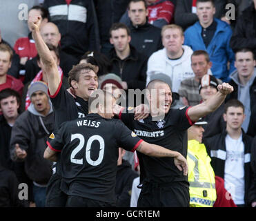 Nikica Jelavic (links) der Rangers feiert sein Tor beim Spiel der Scottish Premier League der Clydesdale Bank im Pittodrie Stadium, Aberdeen. Stockfoto