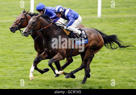 Laaheb und Jockey Richard Hills (vorne) gewinnen beim Family Fun Day auf der Ascot Racecourse in Bekshire die Einsätze der Grosvenor Casinos Cumberland Lodge. Stockfoto