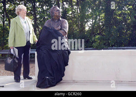 Ronnie Barker Statue enthüllt - Aylesbury Stockfoto