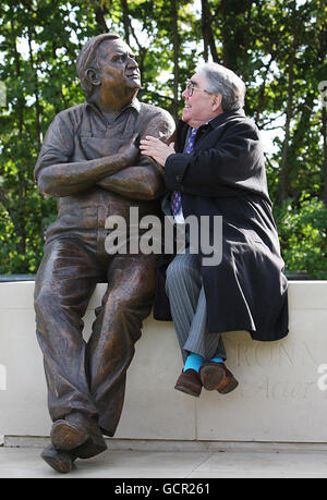 Ronnie Corbett mit einer Statue mit seiner langjährigen Comedy-Partnerin Ronnie Barker, nachdem sie im Waterside Theatre, Aylesbury, enthüllt wurde. Stockfoto