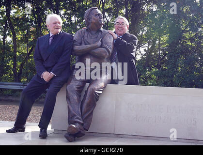 Ronnie Barker Statue enthüllt - Aylesbury Stockfoto