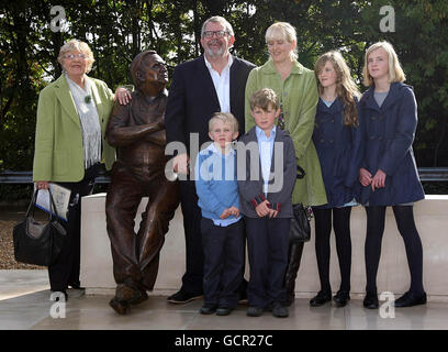 Witwe, Joy (links), mit Sohn Larry Barker, seiner Frau Amanda und Kindern, (links nach rechts) George, Oscar und den Zwillingen Emily und Alice, mit einer Statue des verstorbenen Ronnie Barker, nachdem sie im Waterside Theatre, Aylesbury, enthüllt wurde. Stockfoto