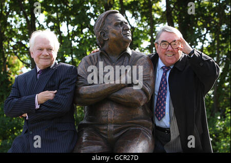 Sir David Jason (links) und Ronnie Corbett mit einer Statue mit seiner langjährigen Comedy-Partnerin Ronnie Barker, nachdem sie im Waterside Theatre, Aylesbury, enthüllt wurde. Stockfoto