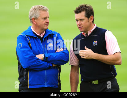 Golf - 38. Ryder Cup - Europa - USA - 3. Übungstag - Celtic Manor Resort. Europas Lee Westwood mit Kapitän Colin Montgomerie (links) im Celtic Manor, Newport. Stockfoto