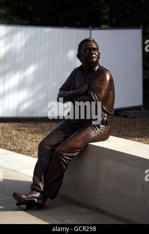 Ronnie Barker Statue enthüllt - Aylesbury Stockfoto