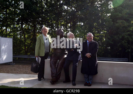 (Von links nach rechts) Ronnie Barkers Witwe Joy, Sir David Jason und Ronnie Corbett mit einer Statue von Barker, nachdem sie im Waterside Theatre in Aylesbury enthüllt wurde. Stockfoto