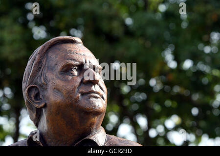 Eine Statue von Ronnie Barker, die heute im Waterside Theatre in Aylesbury enthüllt wurde. Stockfoto