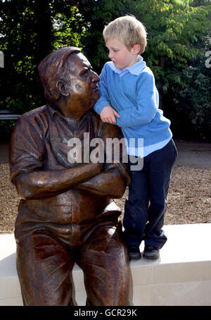 Ronnie Barkers Enkel George, 5, mit einer Statue des verstorbenen Komikers, nachdem sie im Waterside Theatre, Aylesbury, enthüllt wurde. Stockfoto