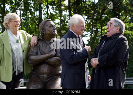 (Von links nach rechts) Ronnie Barkers Witwe Joy, Sir David Jason und Ronnie Corbett mit einer Statue von Barker, nachdem sie im Waterside Theatre in Aylesbury enthüllt wurde. Stockfoto