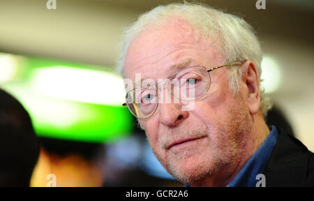 Sir Michael Caine kommt zu einer Autobiographie, The Elephant to Hollywood, bei Waterstones in London. Stockfoto