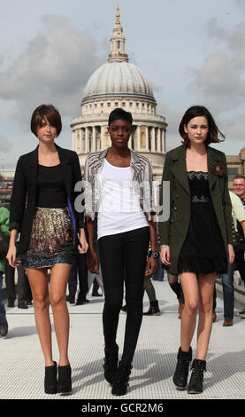 Großbritanniens nächstes Top-Modell, Semifinalisten (von links nach rechts) Tiffany Pisani aus Wolverhampton, Alisha White aus Clapham und Joy McLaren aus Leeds, auf der Millennium Bridge, London, vor dem Live-Finale der Show nächste Woche. Stockfoto