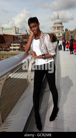 Großbritanniens Next Top Model, Semifinalist Alisha White aus Clapham, auf der Millennium Bridge, London, vor dem Live-Finale der Show nächste Woche. Stockfoto