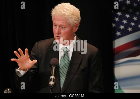 Der ehemalige US-Präsident Bill Clinton spricht heute im Clinton Institute for American Studies an Studenten des University College Dublin, wo er von Doktor Hugh Brady, Präsident der UCD, die Ulysses-Medaille erhalten hat. Stockfoto