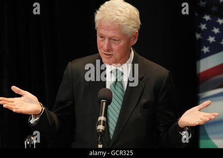 Der ehemalige US-Präsident Bill Clinton spricht heute im Clinton Institute for American Studies an Studenten des University College Dublin, wo er von Doktor Hugh Brady, Präsident der UCD, die Ulysses-Medaille erhalten hat. Stockfoto