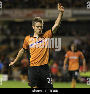 Der Stürmer von Wolverhampton Wanderers, Kevin Doyle, winkt sich zum Feiern einen widerwilligen Arm, nachdem er das 4. Tor erzielt hatte, als Notts County die Premierenmannschaft während des dritten Carling Cup-Spiels in Molineux, Wolverhampton, in zusätzliche Zeit drängte. Stockfoto