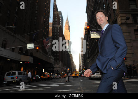 Vizepremierminister Nick Clegg geht zum Gebäude der Vereinten Nationen in New York. Herr Clegg wird heute zu einem späteren Zeitpunkt auf dem Gipfel der Millenniums-Entwicklungsziele der Vereinten Nationen sprechen. Stockfoto