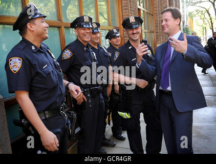 Der stellvertretende britische Premierminister Nick Clegg trifft Polizisten in New York, USA, als er die UNO zur New York University verließ. Stockfoto