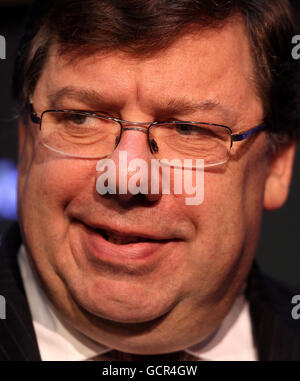 Taoiseach Brian Cowen bei Government Buildings in Dublin, wo die Regierung Pläne zur Reform des ausländischen Studentenmarktes bekannt gab, um ihn in eine 1.2-Milliarden-Euro-Industrie zu verwandeln, indem sie Standards anhob und eine strenge Visumpflicht einführte. Stockfoto