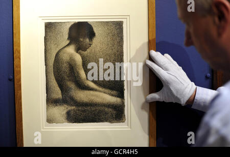 Eine Zeichnung von Georges Seurat mit dem Titel Study of a Boy, datiert 1883, ist in der Wallace Collection in London im Rahmen ihrer Ausstellung Poussin to Seurat: French Drawings for the National Gallery of Scotland zu sehen, die morgen für die Öffentlichkeit zugänglich ist. Stockfoto