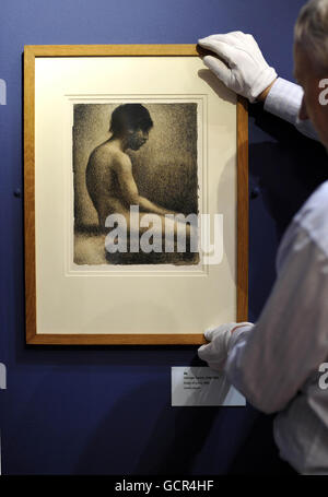 Eine Zeichnung von Georges Seurat mit dem Titel Study of a Boy, datiert 1883, ist in der Wallace Collection in London im Rahmen ihrer Ausstellung Poussin to Seurat: French Drawings for the National Gallery of Scotland zu sehen, die morgen für die Öffentlichkeit zugänglich ist. Stockfoto