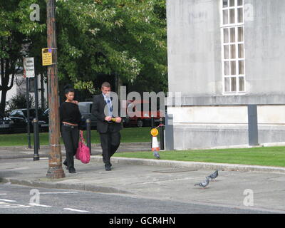Sicherheitsbeamter Sam Bawden verlässt das Swansea Crown Court mit einer nicht identifizierten Frau, wo er eine einzige Anklage wegen Totschlags nach dem Tod von Aaron Bishop bestreitet. Stockfoto