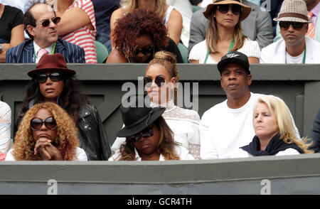 Beyonce und Jay-Z in Serena Williams Spieler Feld hinter Oracene Price (vorne links) am Tag zwölf der Wimbledon Championships bei den All England Lawn Tennis and Croquet Club, Wimbledon. Stockfoto