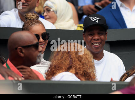 Jay-Z (rechts) und Beyonce in Serena Williams Spieler Feld am Tag zwölf der Wimbledon Championships bei den All England Lawn Tennis and Croquet Club, Wimbledon. Stockfoto