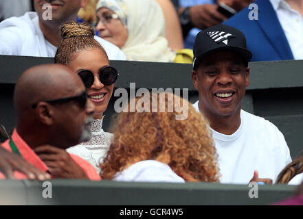 Jay-Z (rechts) und Beyonce in Serena Williams Spieler Feld am Tag zwölf der Wimbledon Championships bei den All England Lawn Tennis and Croquet Club, Wimbledon. Stockfoto